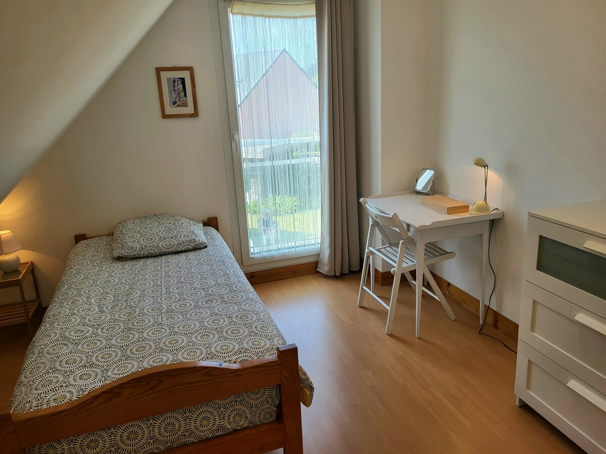 חדר שינה עם מיטה בגודל 90 ס"מ.