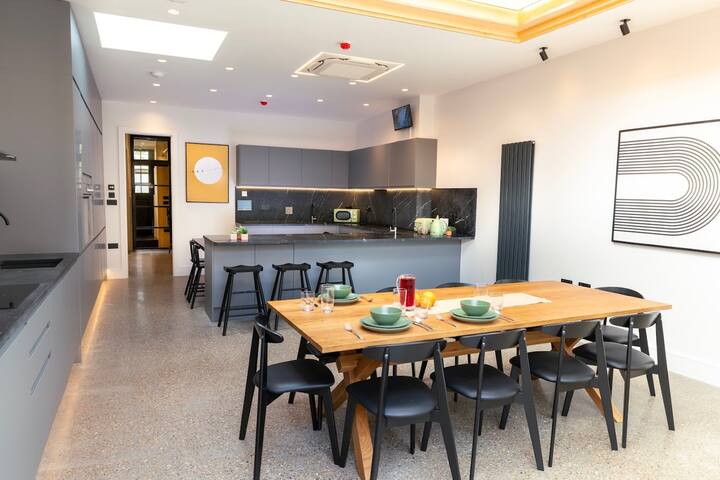 5-Bedroom Oasis of Luxury gallery image 4