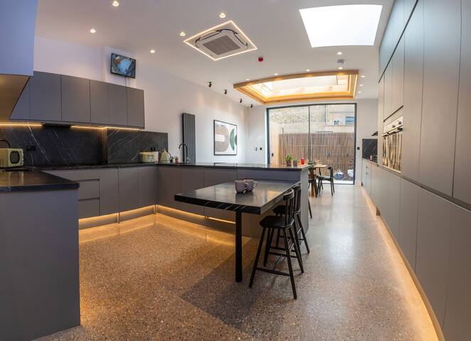 5-Bedroom Oasis of Luxury gallery image 5