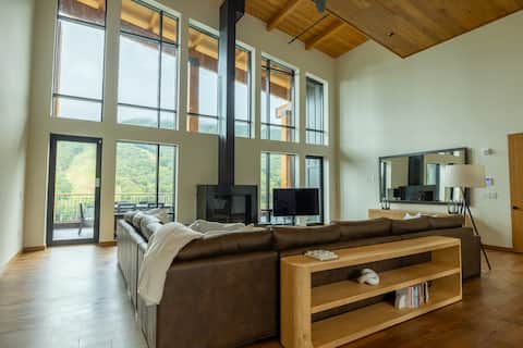Expansive 5BR Penthouse~Ski-In/Out One Spruce Peak