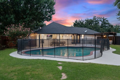 King Bed - Pool, Game Room, Minutes to Stadiums!