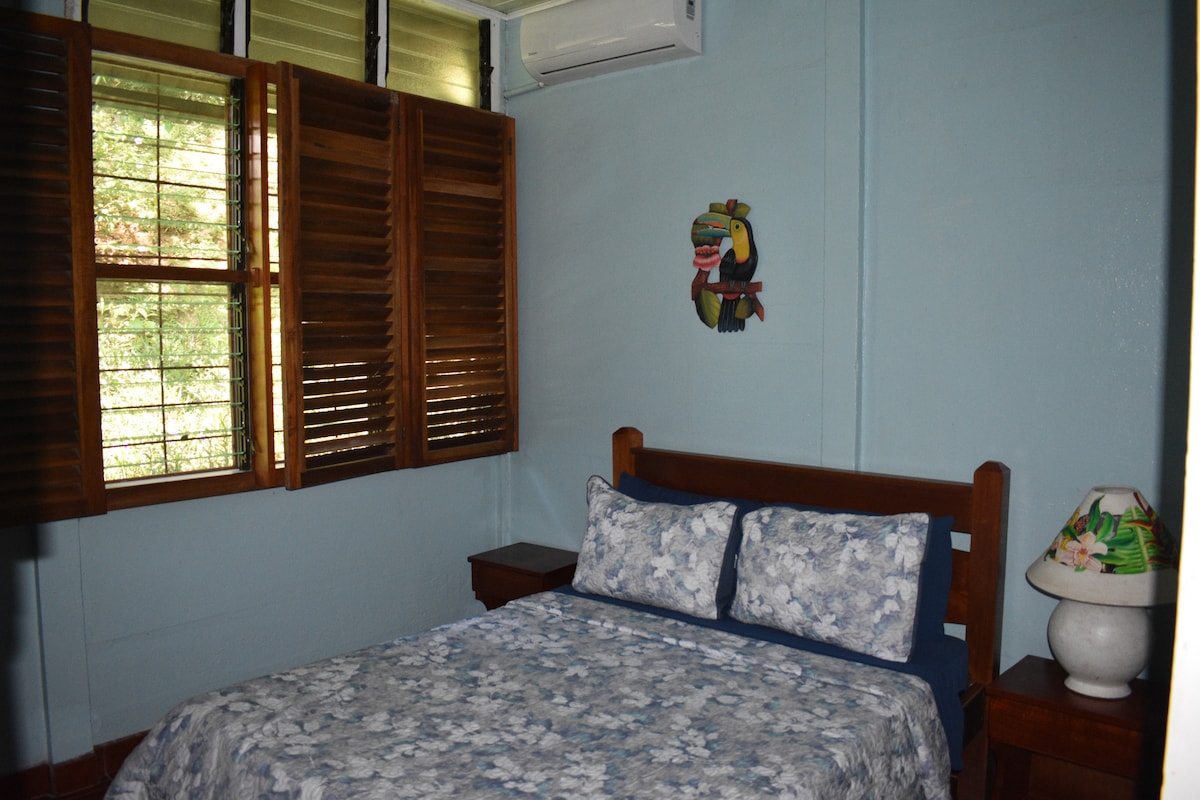 Chumba cha kulala # 2, Kitanda chenye ukubwa kamili, chenye feni ya AC na dari ya juu.