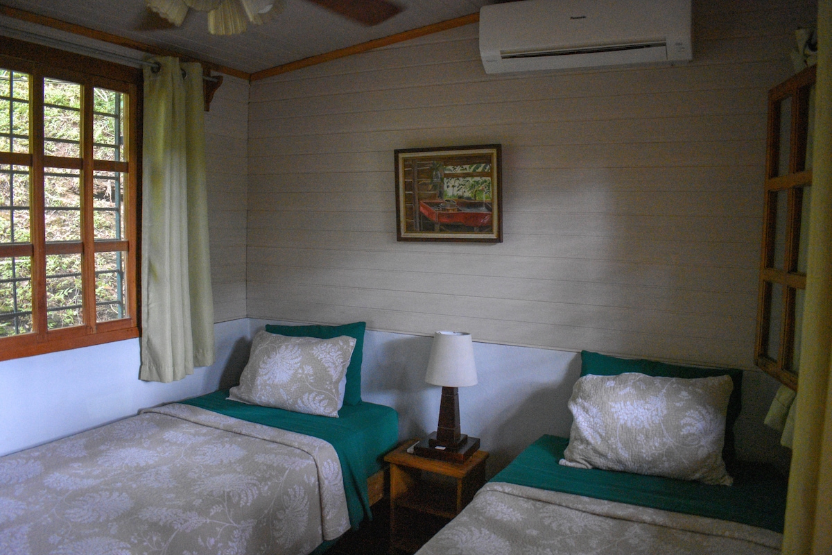 Chumba cha kulala #4, vitanda viwili viwili ambavyo vinaweza kusukumwa pamoja ili kutengeneza kitanda cha ukubwa wa King.  A/C na shabiki wa dari.