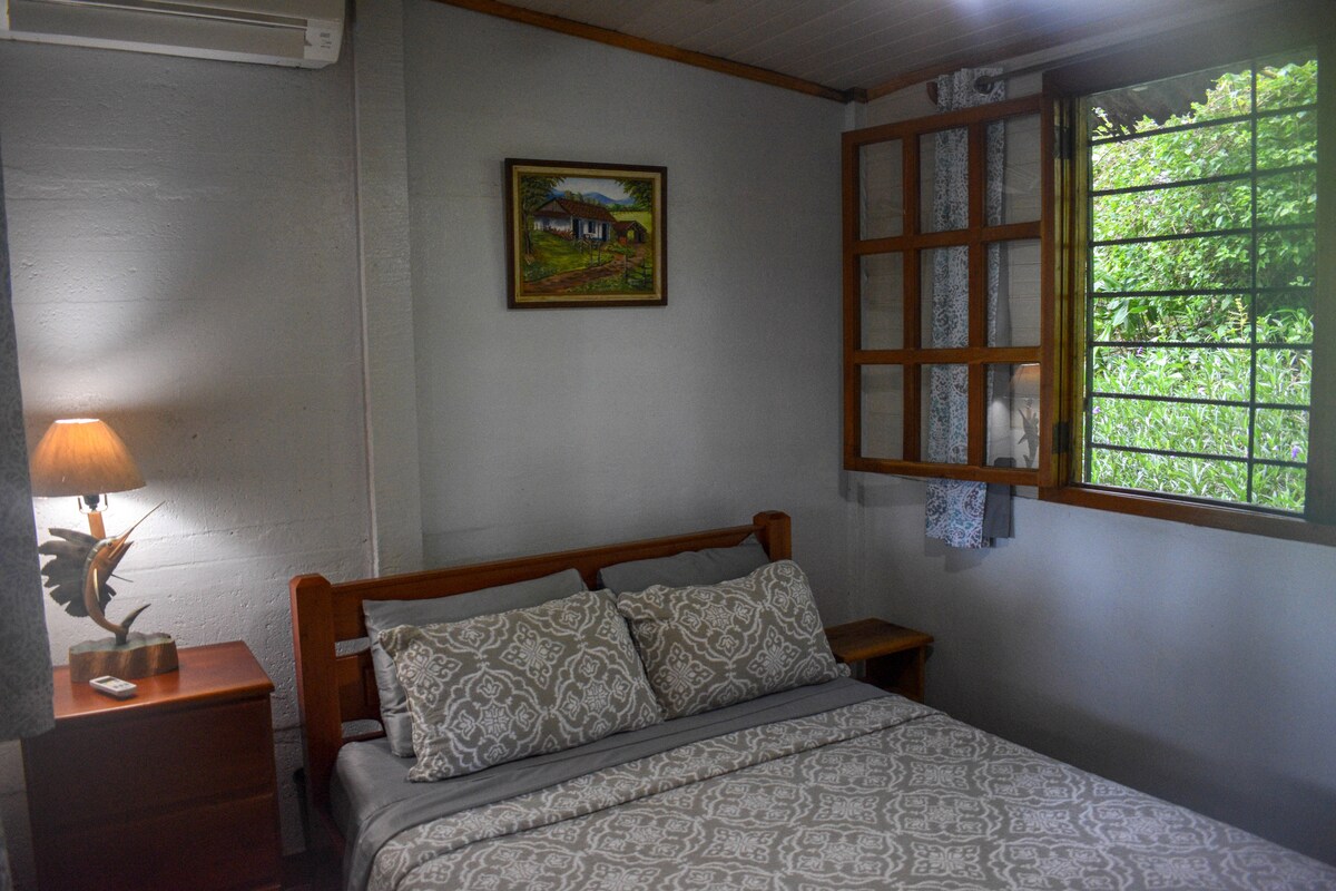 Chumba #3, Kitanda cha malkia.  A/C na feni ya dari katika vyumba vyote vya kulala.