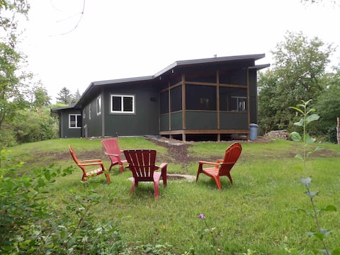 Modern Cabin in Port Washington!