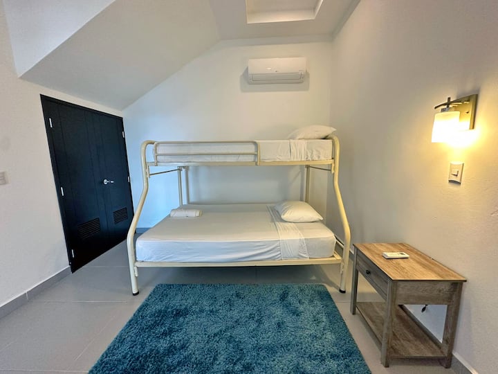 3e chambre d'amis avec des lits superposés.