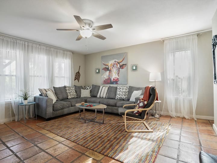 Huge Kitchen, Spacious Rooms, King Beds, Luxe Bath - Lakeway, TX