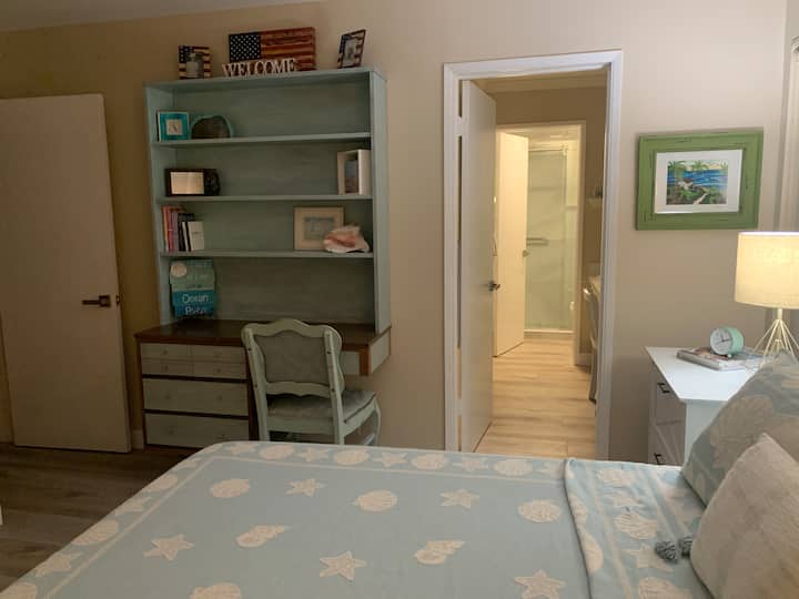 Втора спалня разполага с бюро с щепсел отдолу, който може да се използва като ваша работна зона.  Банята се споделя с другата спалня, но има собствен душ/тоалетна, както е показано.