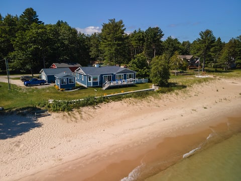 Oasis on Lake Huron with sandy beach & hot tub!