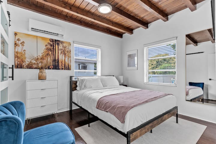 Cute home for 6 people in Miami Springs!