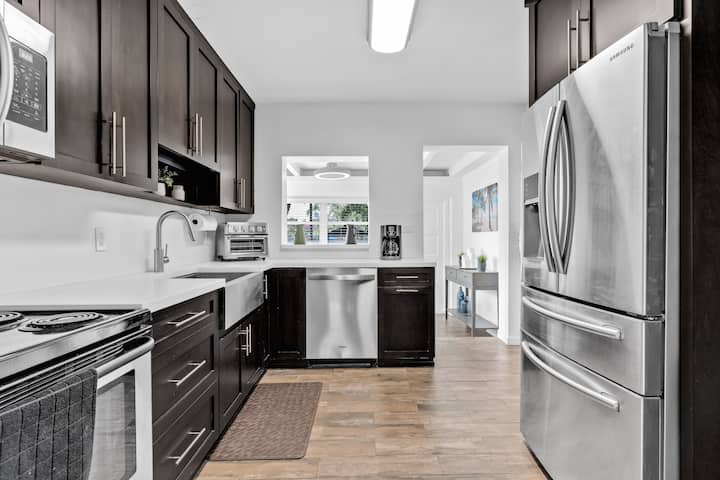 Cute home for 6 people in Miami Springs!