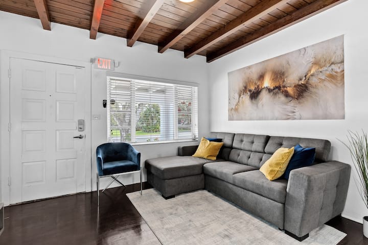 Cute home for 6 people in Miami Springs!