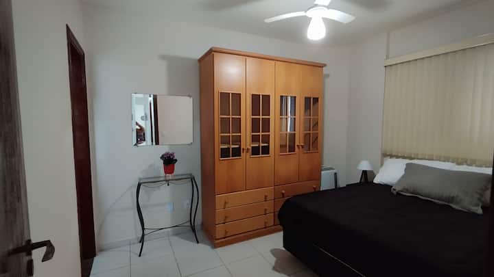 带衣柜、风扇和空调的套房