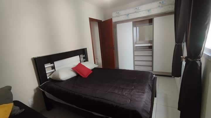 房间配有两张床、空调和吊扇