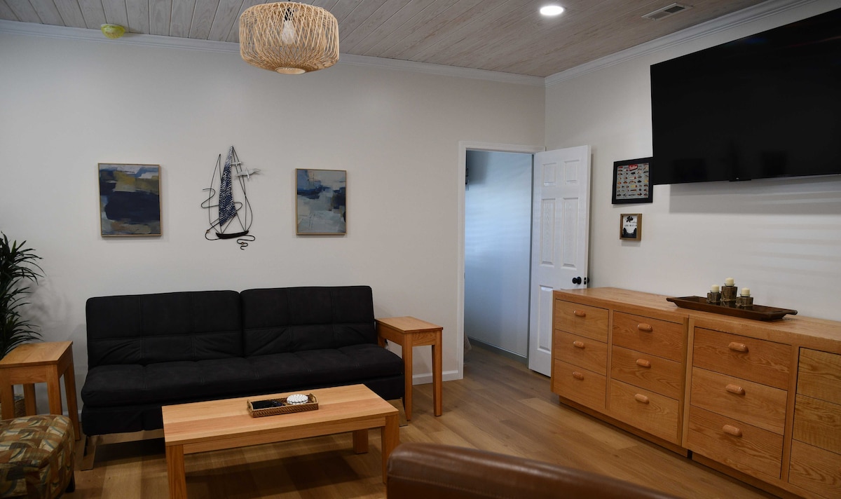 Top performing Airbnb: Luxury ModernTwo Bedroom Hidden Gem Near Tn River in Florence / Muscle Shoals
