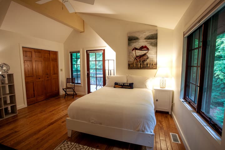 Cast Iron Guest House Dormitorio queen con balcón de salida.