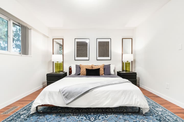 Free Parking/Huge Patio/Fireplace/Sleep 8 Adult/3B