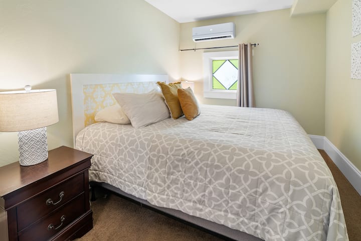 Втора спална соба со брачен кревет (широк 180-220 см).