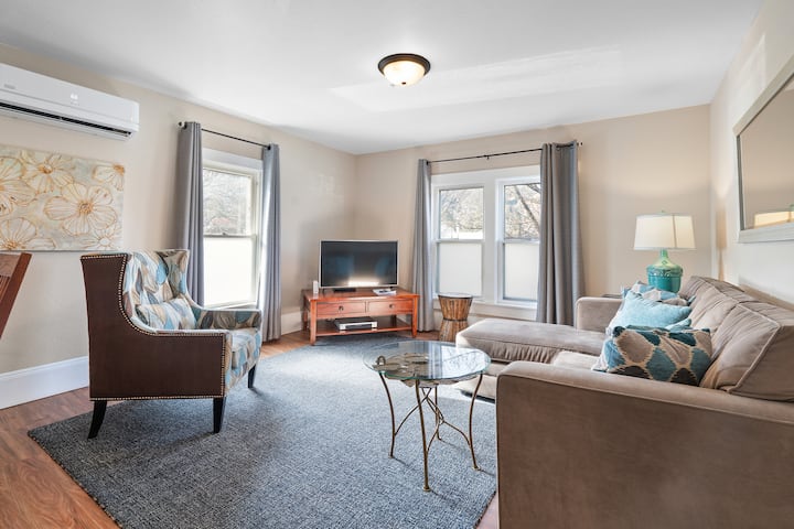 Дневна соба со кауч на спуштање за уште двајца гости.