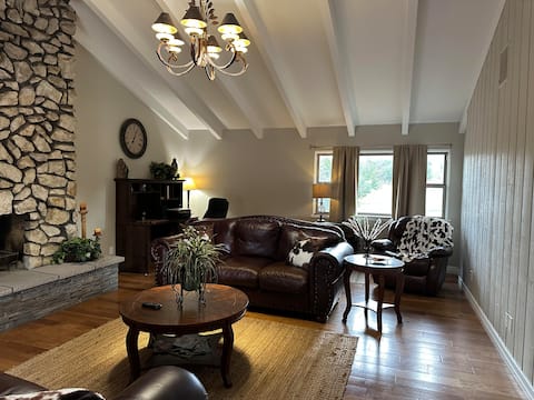 The Farmhouse at Oak Creek with River Front Access