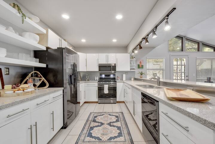 Luxurious Relaxing Getaway w/ Pool, Lush Gardens! gallery image 5