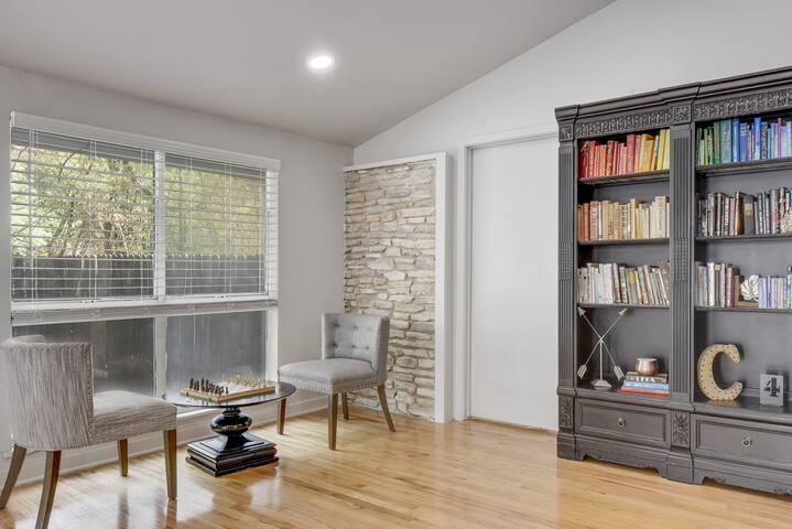 Luxurious Relaxing Getaway w/ Pool, Lush Gardens! gallery image 4