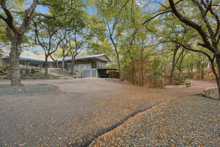 Luxurious Relaxing Getaway w/ Pool, Lush Gardens! gallery image 3