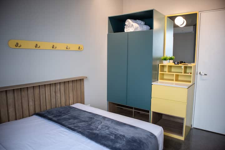 Privatna soba s ormarom.