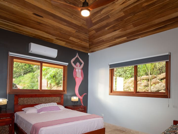 La habitación ROSA tiene vistas a la selva, una cama tamaño queen y un loft con 2 camas individuales.