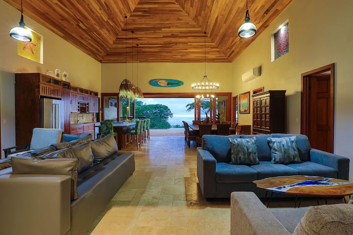 Verdadero concepto abierto, con enormes puertas de vidrio que ofrecen vistas al mar a un lado y selva al otro.  Asientos y descanso adicionales con 4 sofás y sillas.  Mucho espacio para grupos grandes.