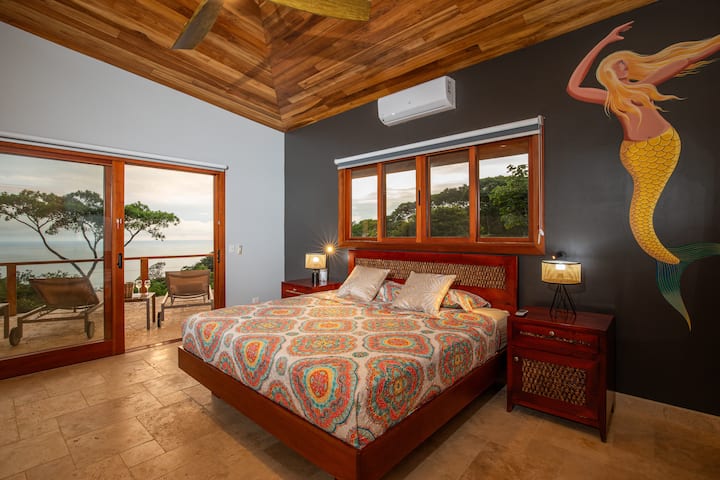 La habitación AMARILLA tiene vistas al mar, terraza adyacente, una cama tamaño king y una cama individual.