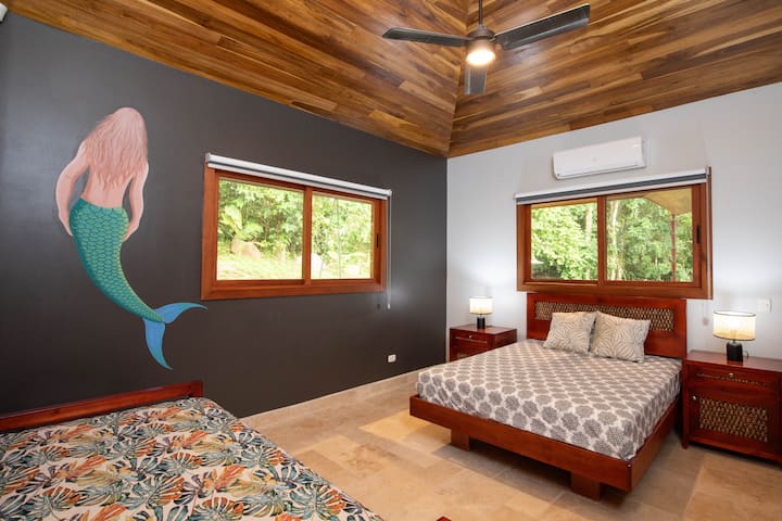 La habitación VERDE tiene vistas al jardín, una cama queen y una cama individual.