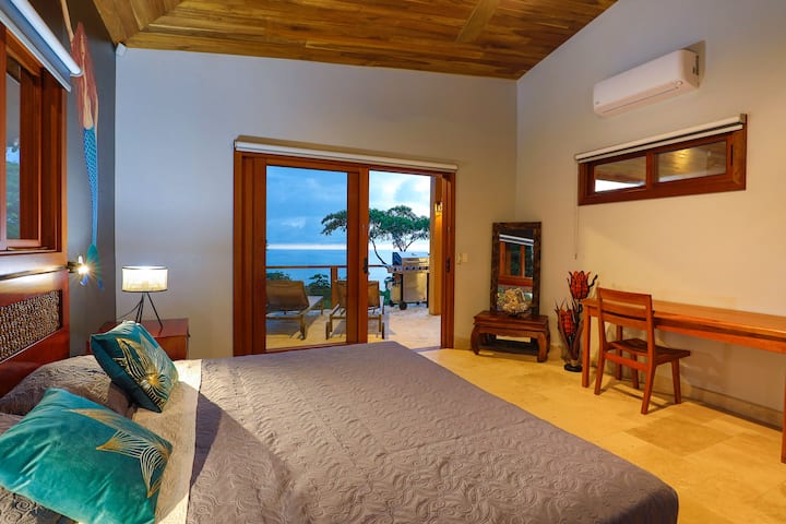 En las habitaciones.  El dormitorio AZUL tiene vistas al mar y a la selva, una cama tamaño king y un loft con dos camas de una.