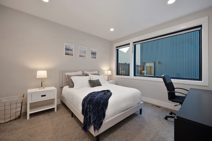 En bas, chambre n °3 avec matelas queen et bureau.