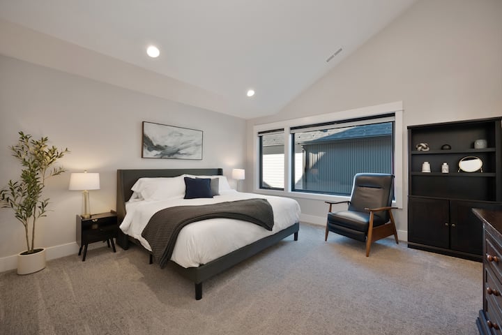 Suite #2 - avec matelas king size et salle de bain attenante. Face à la cour intérieure