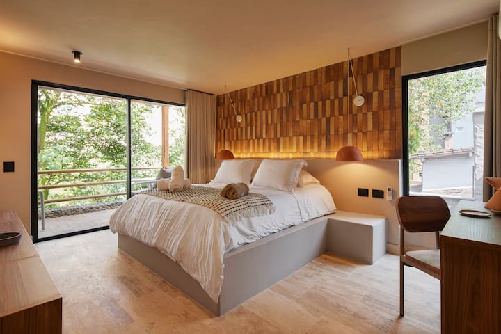 Relaksohu në një dhomë të rehatshme me ajër të kondicionuar me një televizor inteligjent 55 inç, Wi-Fi + me shpejtësi të lartë, një tavolinë pune elegante, ndriçim të butë, një krevat dopio "Queen" të veshur me shtroja të freskëta dhe një ballkon privat, i përsosur për netët e qeta dhe mëngjeset e frymëzuara.