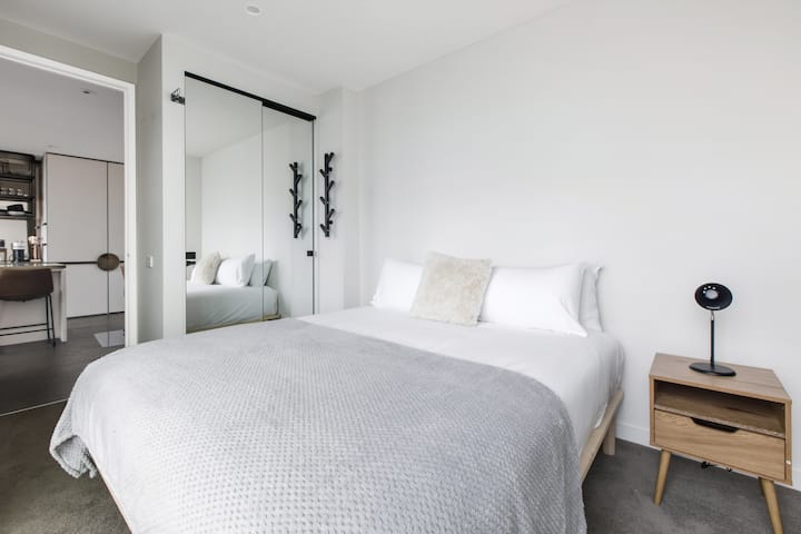 U drugoj spavaćoj sobi nalazi se bračni krevet i ogrtači s ogledalima. 