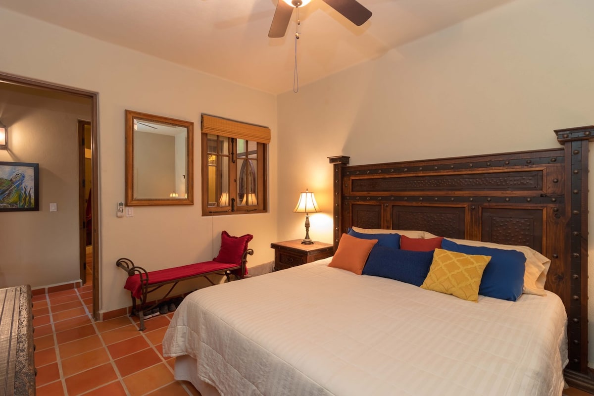 Udobna spavaća soba u prizemlju. Kupaonica je odmah preko puta tog hodnika. U svakoj prostoriji ima klima-uređaja.