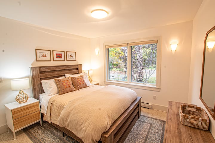 Chumba cha 1 cha kulala kimepambwa kwa kazi zilizoundwa na wasanii wa asili na kupatikana katika eneo la karibu la Montreal.