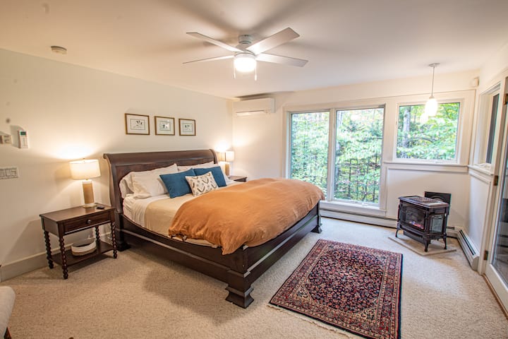 King bed in Master na picha juu ya ubao wa kichwa na wasanii wa asili.