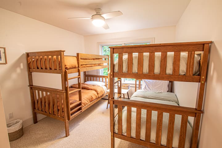 Chumba cha 3 cha kulala kinaweza kulala watu wazima 4 au watoto.