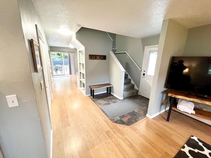 Centrally Located | 1 Mi From The Airport - Moose Lake, Juneau