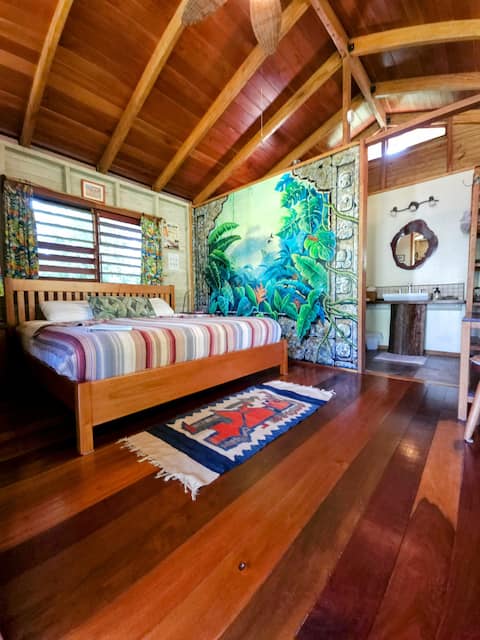 Lucky Dreamer Lodge~Jungle & Riverside Retreat