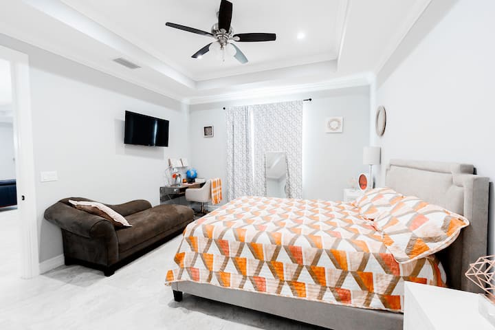 "اهرب إلى الهدوء في غرفة النوم 1 في ملاذنا. ملاذ حالم حيث تلتقي الراحة بالأناقة – ملاذك الخاص في انتظارك. 