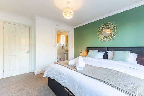 Large House in Egham, Surrey Near M25 - Sleeps 8
