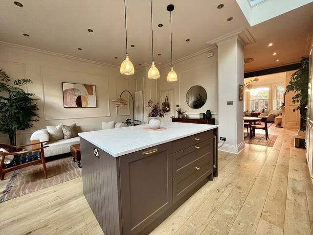 Exceptional Victorian house by Richmond riverside gallery image 3