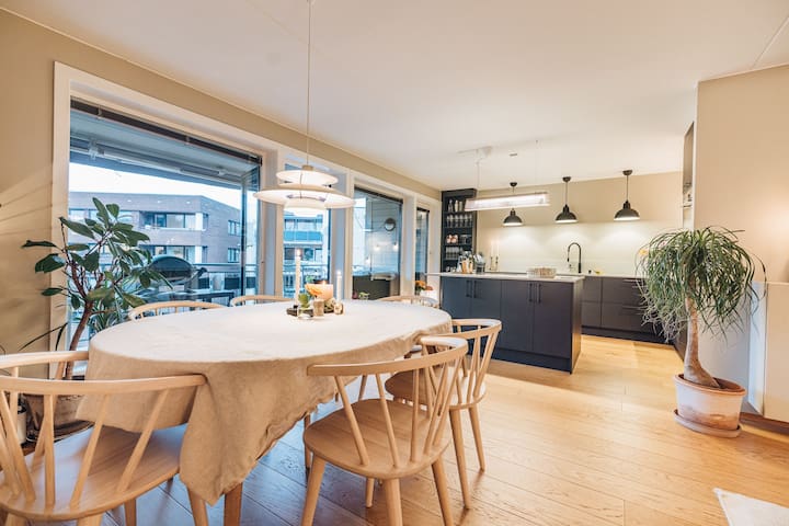 Moderne, sentral leilighet med parkering & balkong