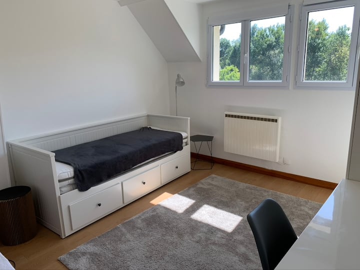 Chumba cha kulala kwa watu 2-3: 
- kitanda cha trundle hufunguka kwenye kitanda cha watu wawili (= vitanda 2 vya sentimita 80 vilivyofungwa) 

- kitanda kimoja 

- Kitanda cha mwavuli kinapatikana