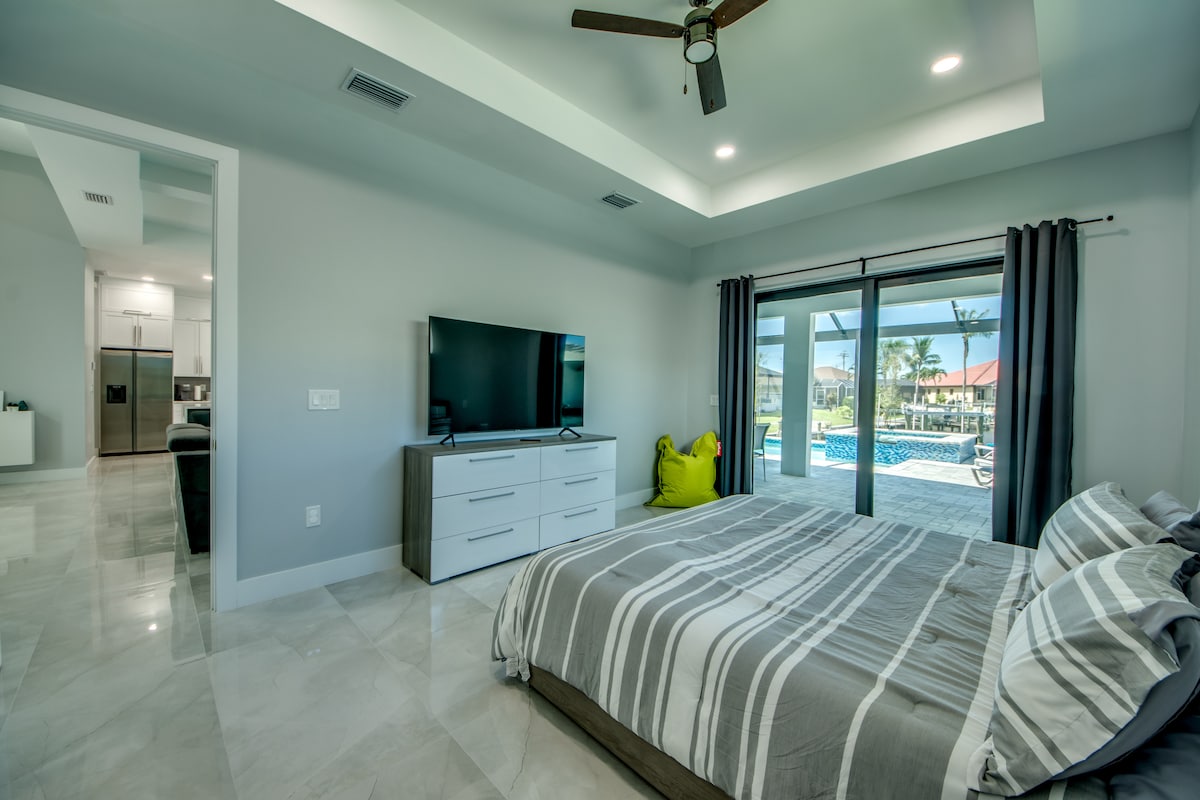 Samsung 65“ 4K TV
75 TV Chanels 
Ready for Netflix, Disney+, Prime Video, Apple TV, YouTube, Hulu, Samsung TV Plus
Sonos Sub Mini
Sonos Arc Soundbar