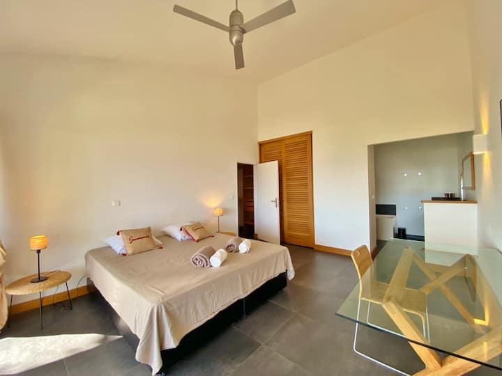 ห้องนอน 1 พร้อมเตียง 180 x 200 + เครื่องปรับอากาศและพัดลม